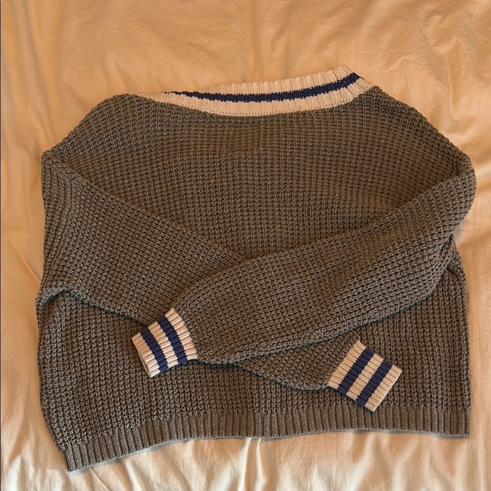 Hollister Oversized V-Neck Sweater Gray with Blue/ White Detail - Picture 3 of 3